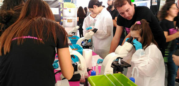 Varias personas participan en ‘La Noche Europea de los Investigadores’