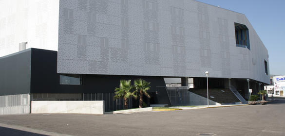 Fachada edificio alojamientos y guardería